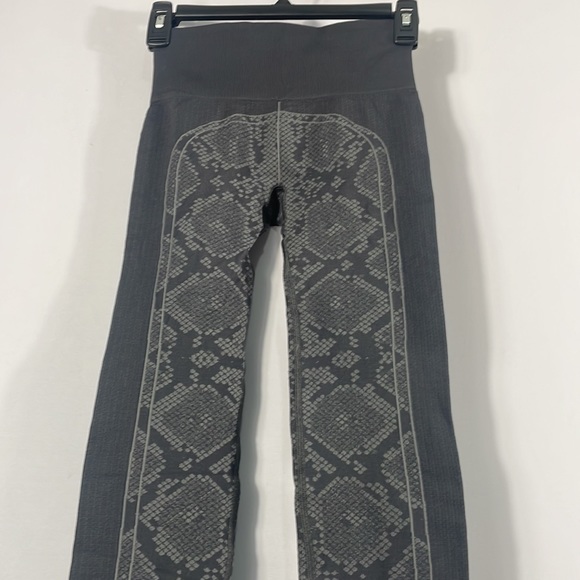Lululemon, Ebb to street,Size 2 Grey, seamless Snake print leggings, compression - Picture 7 of 7